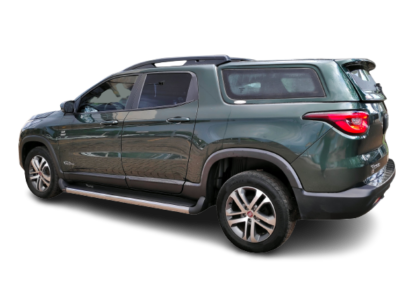 Capota de fibra CP045 instalada em uma Fiat Toro verde